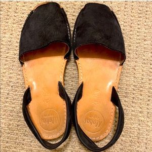 ALOHAS Black and Tan Sandals
